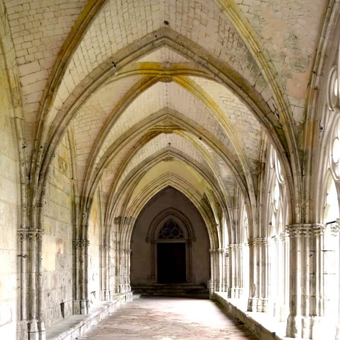 Le cloître de l'abbaye de Saint-Wandrille date du XVe - XVIe siècle