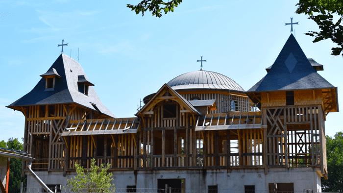 Ci-dessus, le chantier de la nouvelle église du monastère de la Transfiguration - Divine Box