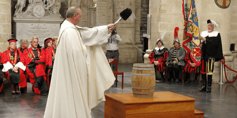 Bénédiction de la bière avec une prière de la bière dans la cathédrale de Bruxelles, le jour de la saint Arnoult de Soisson, saint patron des brasseurs belges - Crédit photo : Aleteia