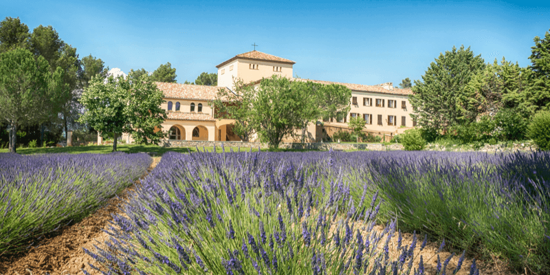 La splendide abbaye de Jouques se trouve en Provence, entourée de champs de lavande
