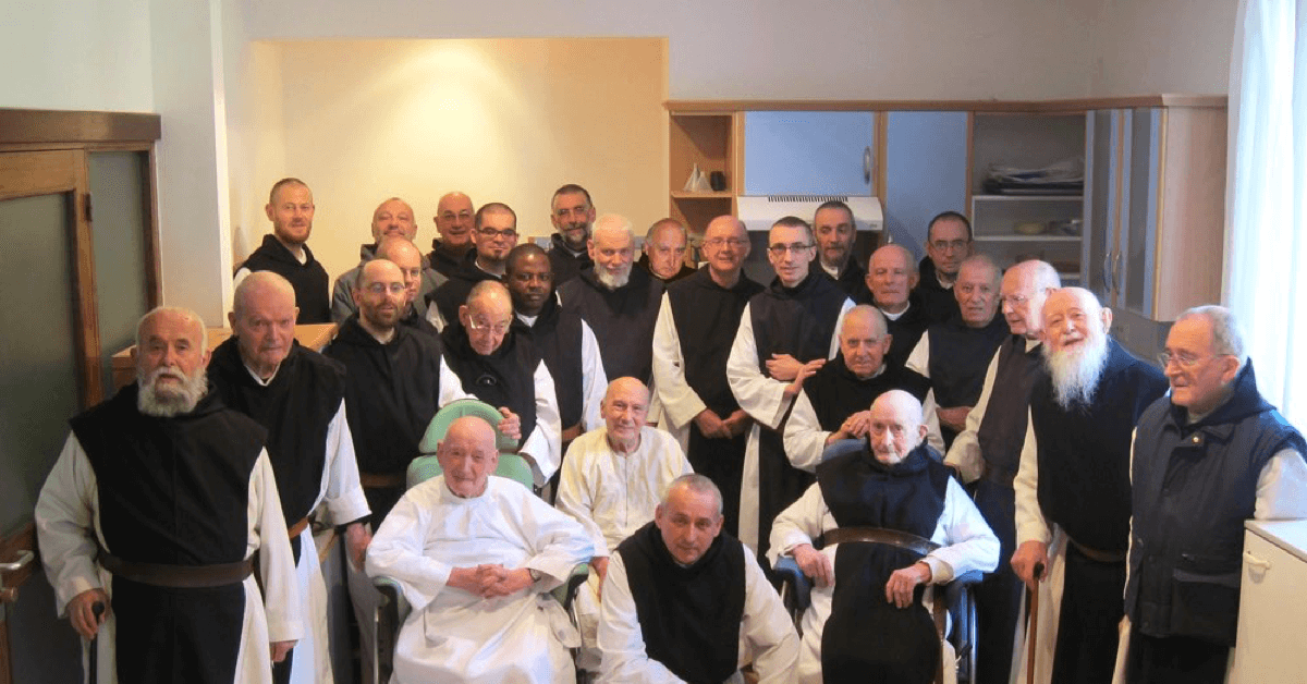 La communauté d'Aiguebelle au complet, dans leur bel habit cistercien