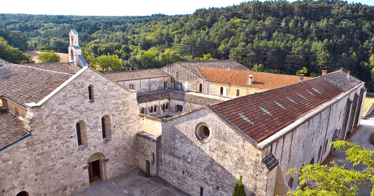 L'abbaye trappiste d'Aiguebelle, dans la Drôme provençale, qui produit la célèbre Alexion