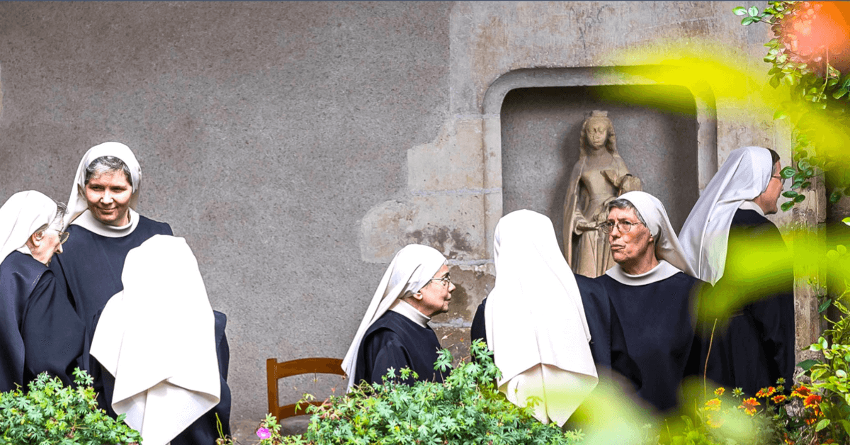 Aujourd'hui encore, les soeurs de l'abbaye de Chantelle poursuivent la tradition monastique en priant les huit offices quotidiens