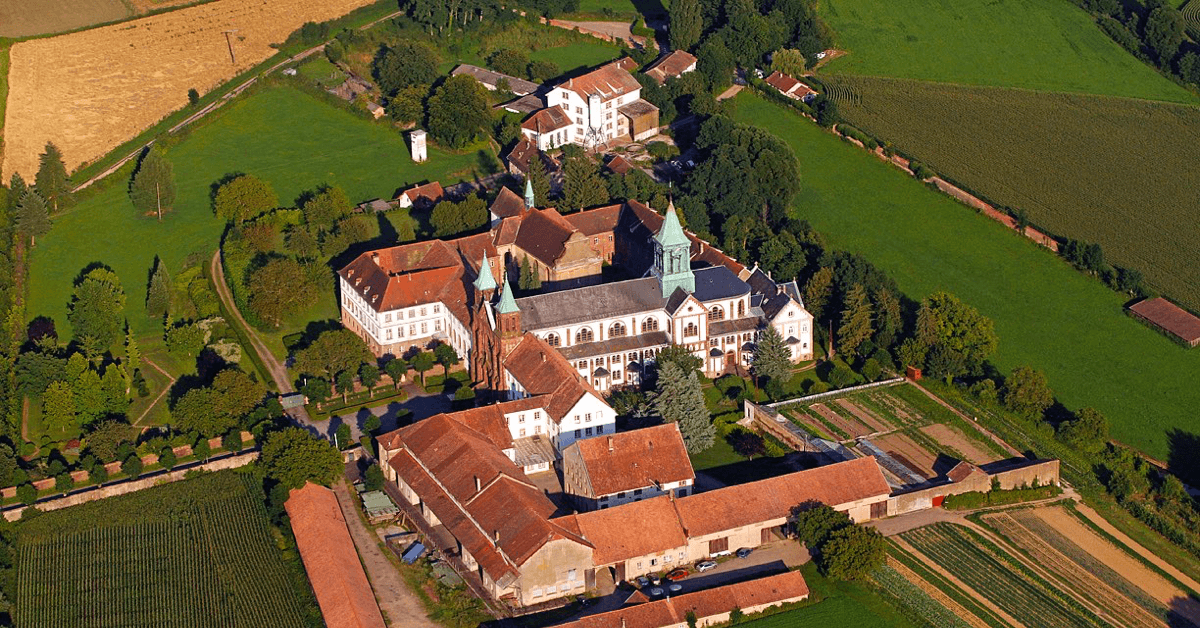Après les bombardements des deux guerres mondiales, l'abbaye d'Oelenberg renaît de ses cendres, grâce au diocèse de Strasbourg et de moines néerlandais