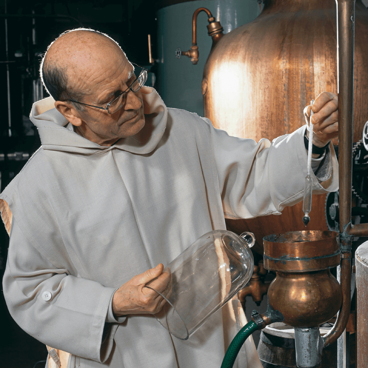 C’est Dom Benoît lui-même qui contrôle la distillation des liqueurs de la Grande Chartreuse avant leur mise en fût