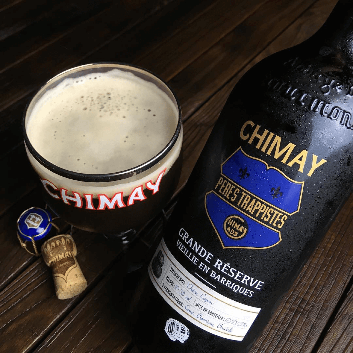 La Chimay Bleue peut aussi se déguster en grande bouteille, veillie en cave dans de vieilles barriques