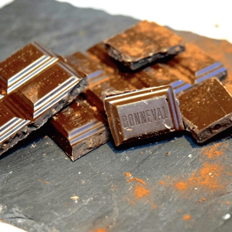 Chocolat-noir-aux-éclats-de-fèves-de-cacao-Abbaye-Notre-Dame-de-Bonneval-Divine-Box