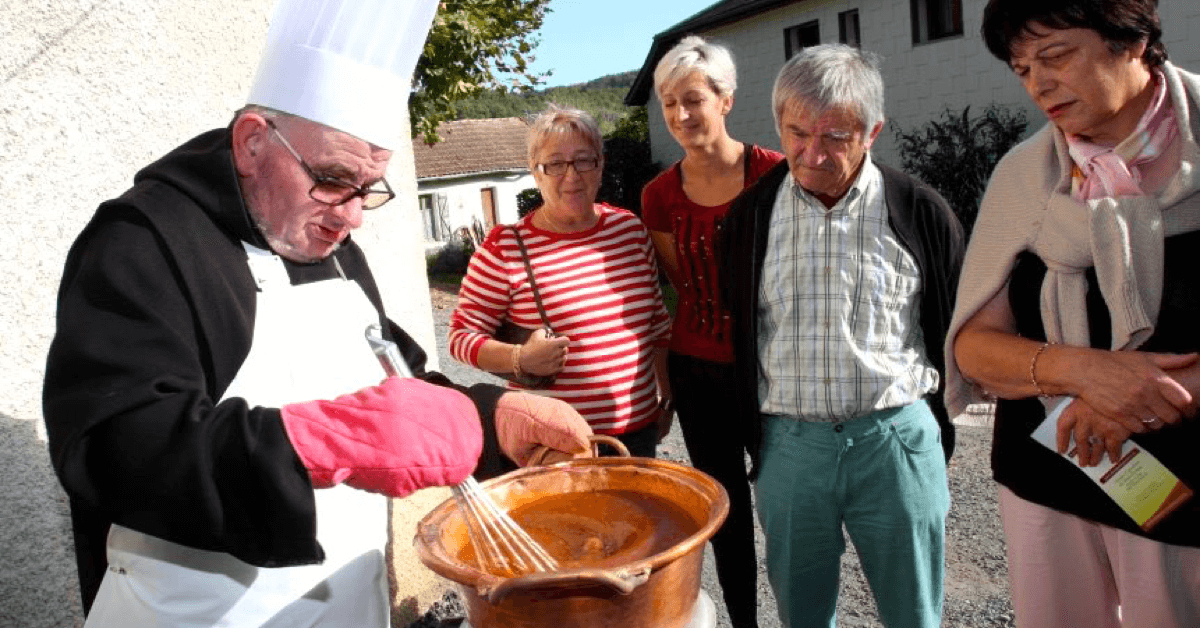 Ci-dessus, Frère Jean dévoile quelques secrets de la recette des pâtes de fruits des moines de Tournay, qui attirent de nombreux gourmands dans la région