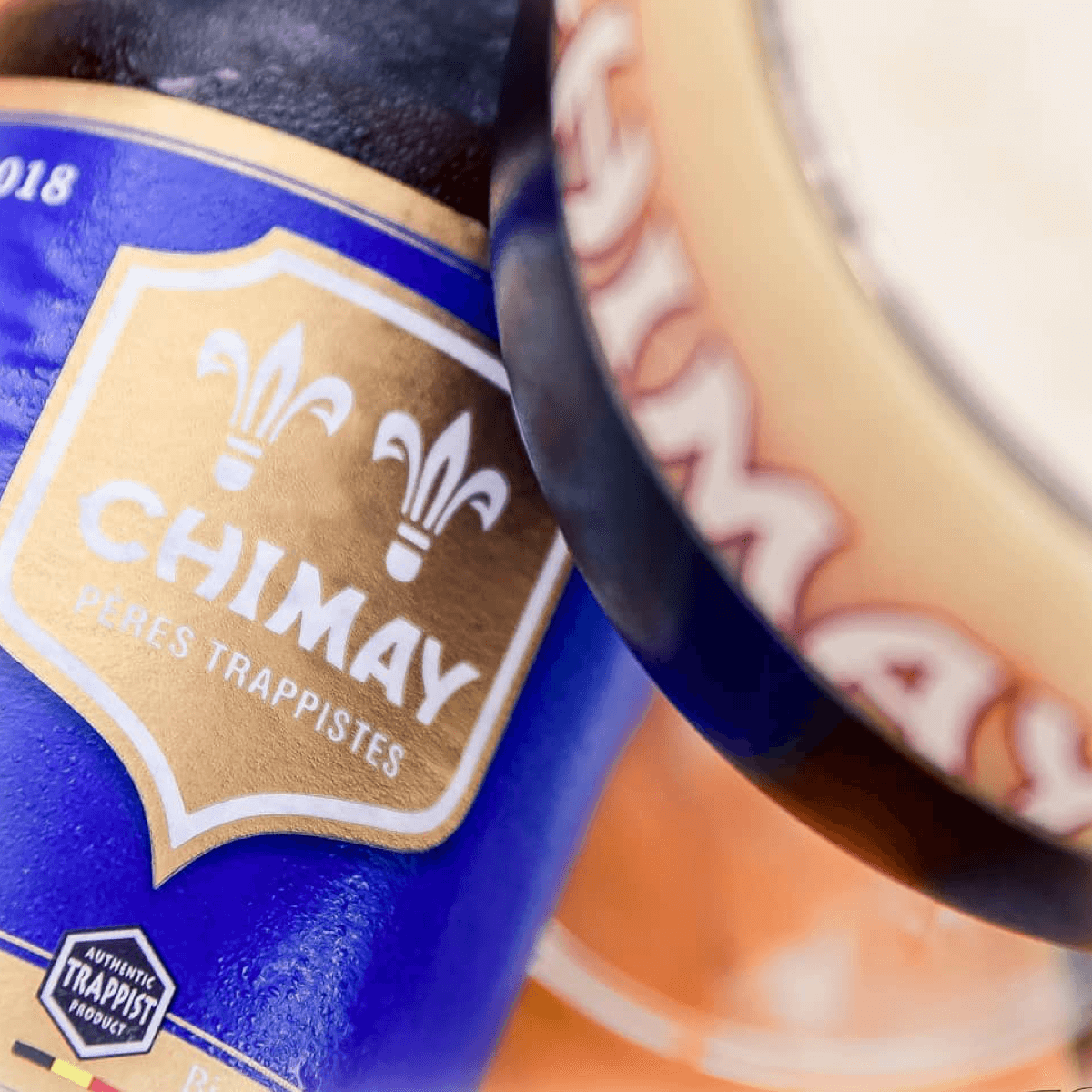 Le logo « Authentic Trappist Product » présent au bas de la bouteille atteste que la Chimay Bleue a bien été brassée sous le strict contrôle des moines