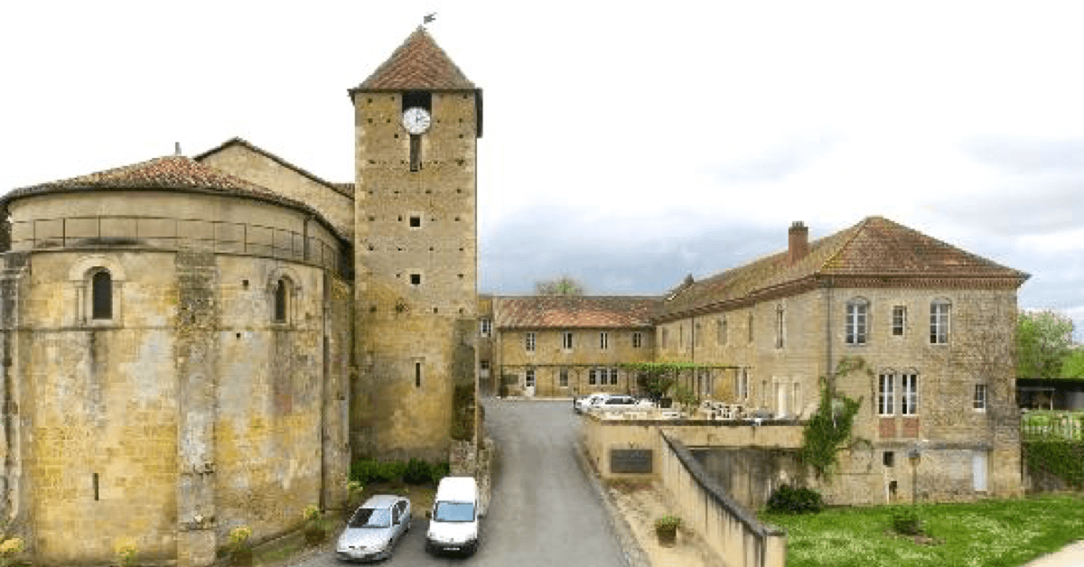 Ci-dessus, l'ancien prieuré de Madiran, qui a aujourd'hui déménagé pour fonder l'abbaye de Tournay