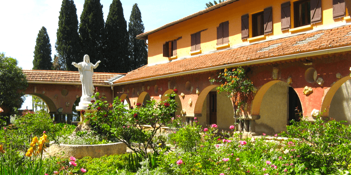 L abbaye Notre Dame De La Paix De Castagniers Et les Soeurs Chocolat 