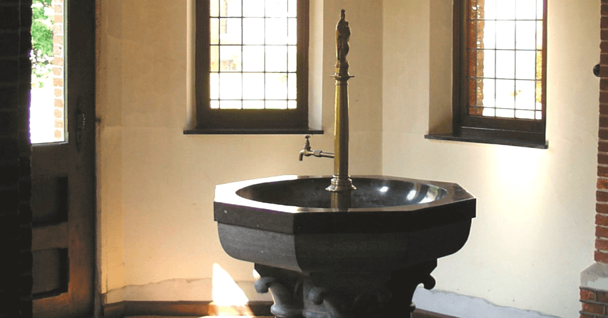Ci dessus, la fontaine dans le cloître de l’abbaye de Westmalle, qui exploite directement la source d’eau pure située sous l’abbaye, également utilisée pour brasser la Westmalle Tripel