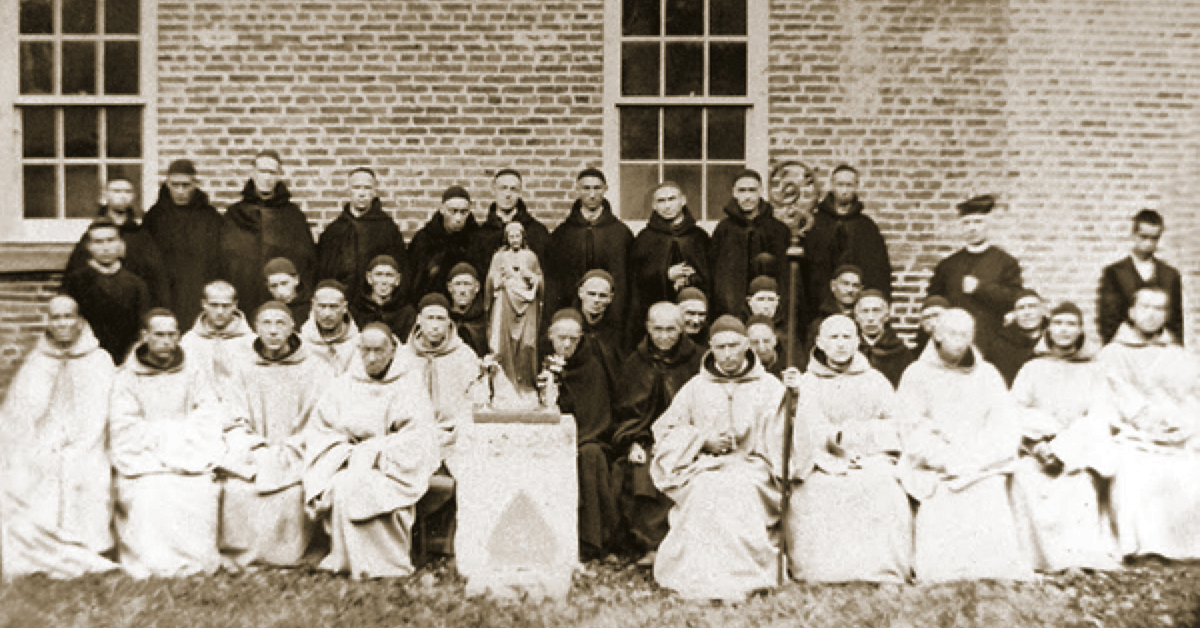 Ci dessus, la communauté du monastère du Petit Clairvaux en 1876, lors de la bénédiction abbatiale du premier père abbé Dominic Schietecatte