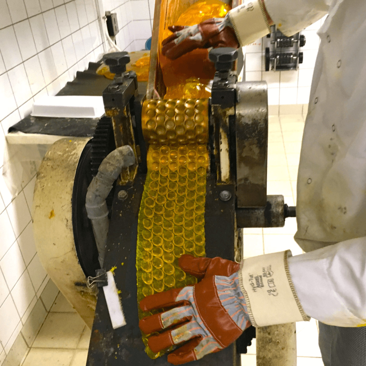 Frère Xavier en pleine fabrication des bonbons au miel de l'abbaye de Fleury - Divine Box