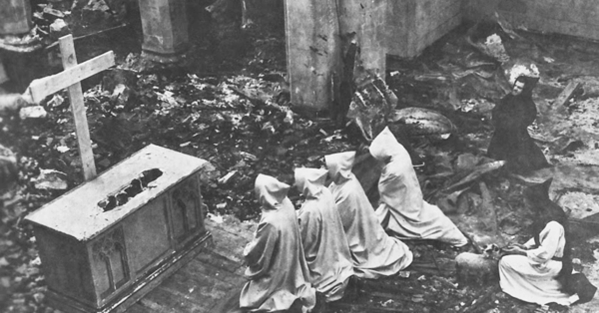 Les moines de l’abbaye Notre-Dame de la Vallée se recueillent après l’incendie de leurs église, en 1950