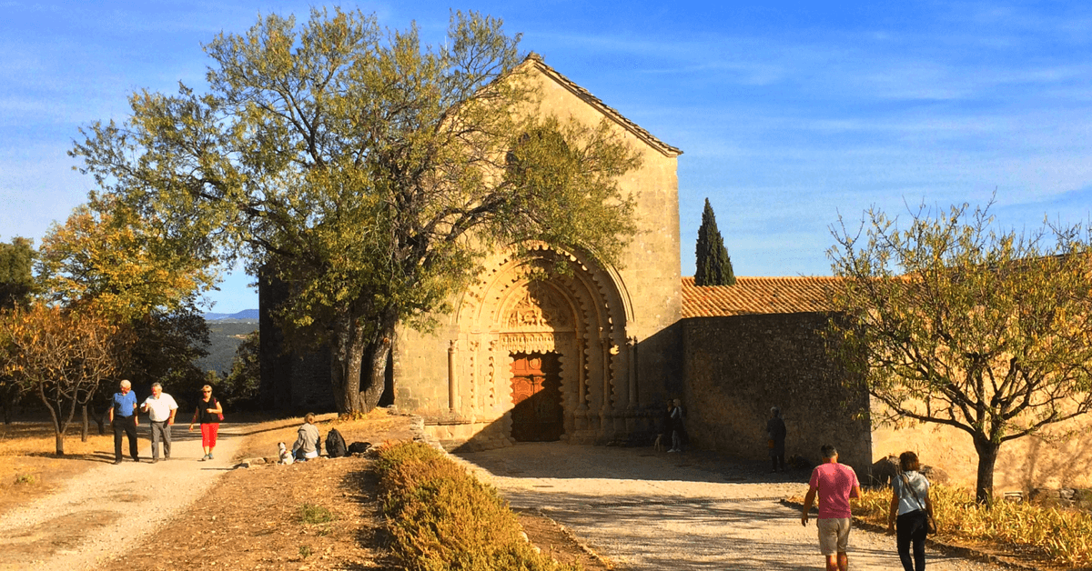 Chaque année, une multitude de randonneurs visitent le monastère de Ganagobie (Xe siècle), qui les accueille avec son baume du Pèlerin – Crédits Photo : Mon RoadTripenProvence
