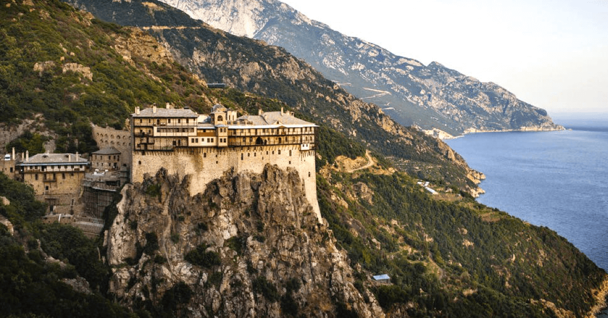 Le Mont Athos, en Grèce, qui fait partie de l'histoire du monastère de la Transfiguration - Divine Box