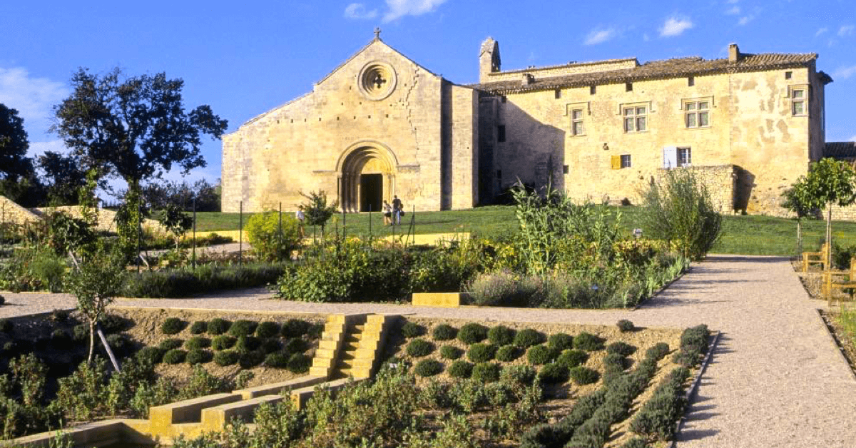Le monastère Notre-Dame des Près, au nord-est d'Aix-en-Provence - Divine Box