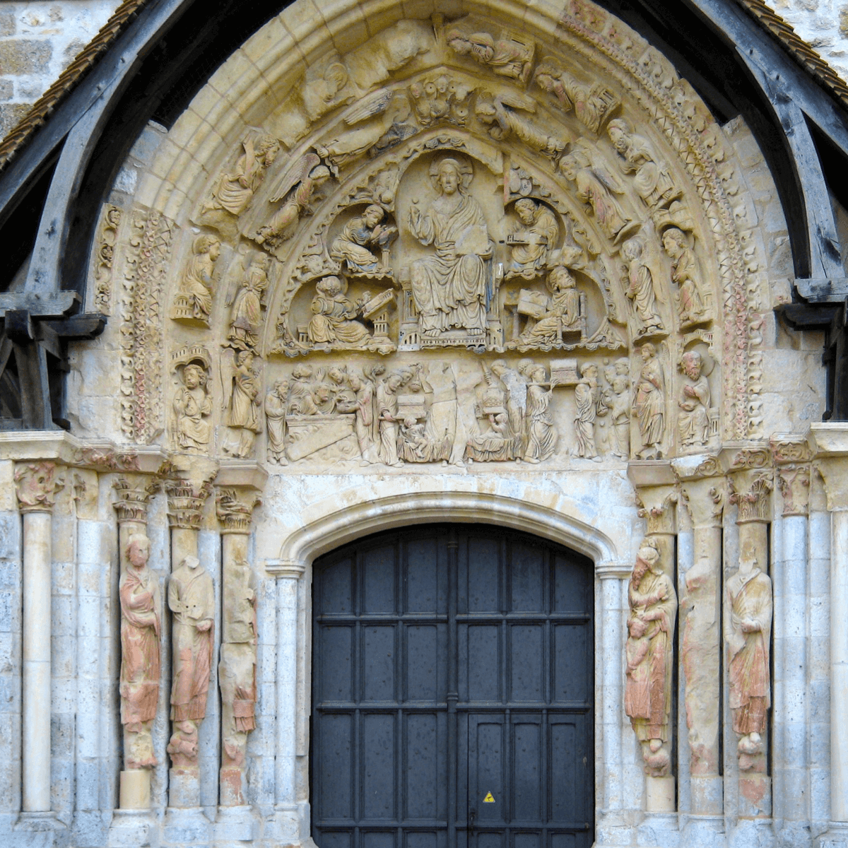 Le tympan conservé de la porte de l'abbatiale de l'abbaye de FLeury - Divine Box