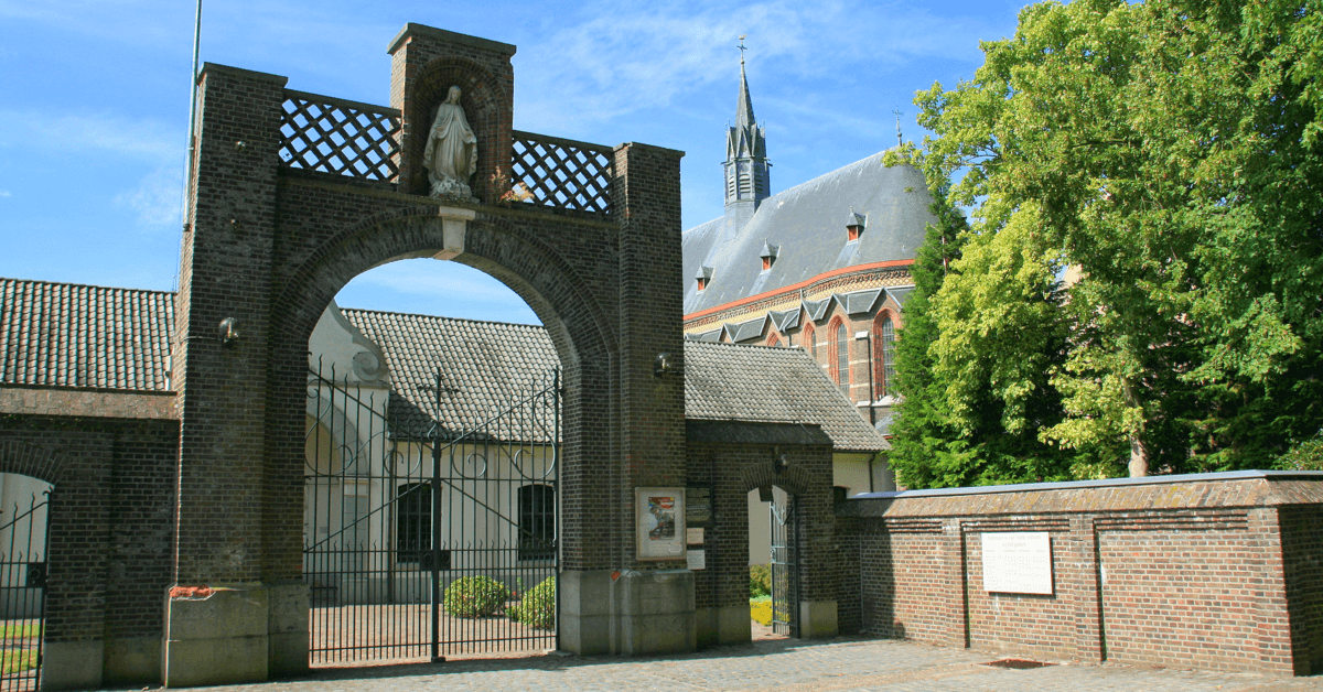 C’est grâce à l’abbaye d’Achel (ci-dessus), que l’abbaye de Rochefort a pu reprendre vie après la Révolution