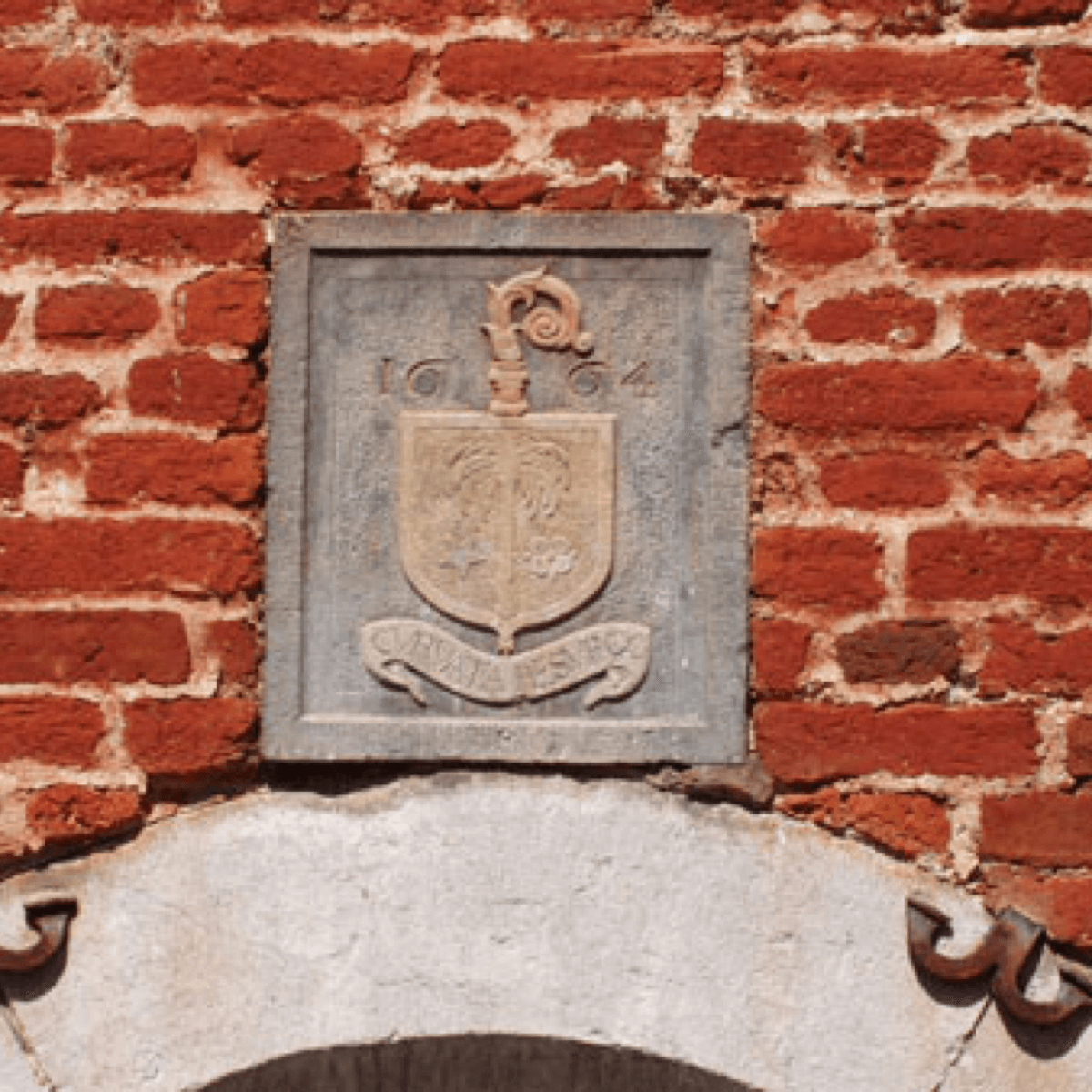 La pierre gravée en 1664 avec la devise « Curvata Resurgo » (Courbée je me redresse) de l’abbaye de Rochefort est toujours à sa place, 4 siècles plus tard
