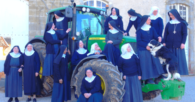 Les soeurs de l'Abbaye Sainte-Marie de Boulaur et leur tracteur - Divine Box