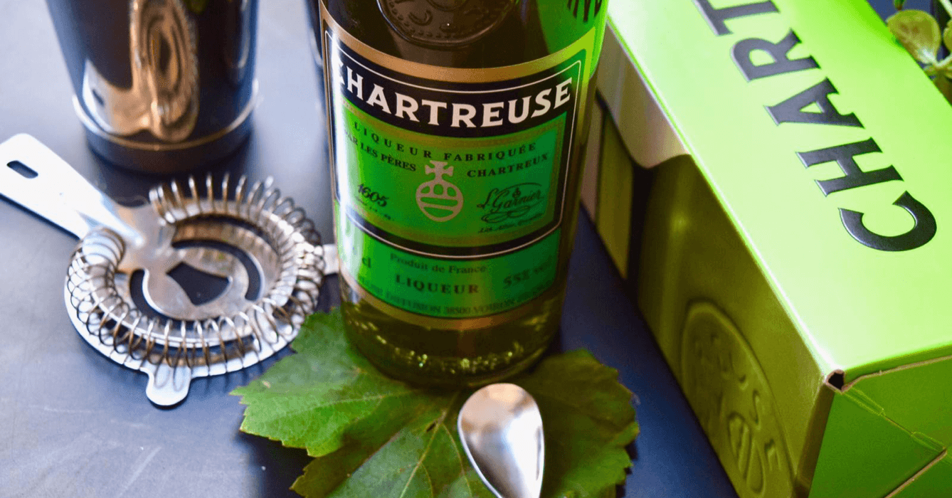 La chartreuse verte est une liqueur traditionnelle vieille de 300 ans, couramment utilisée dans des cocktails, qu'ils soient traditionnels ou derniers cris – Divine Box