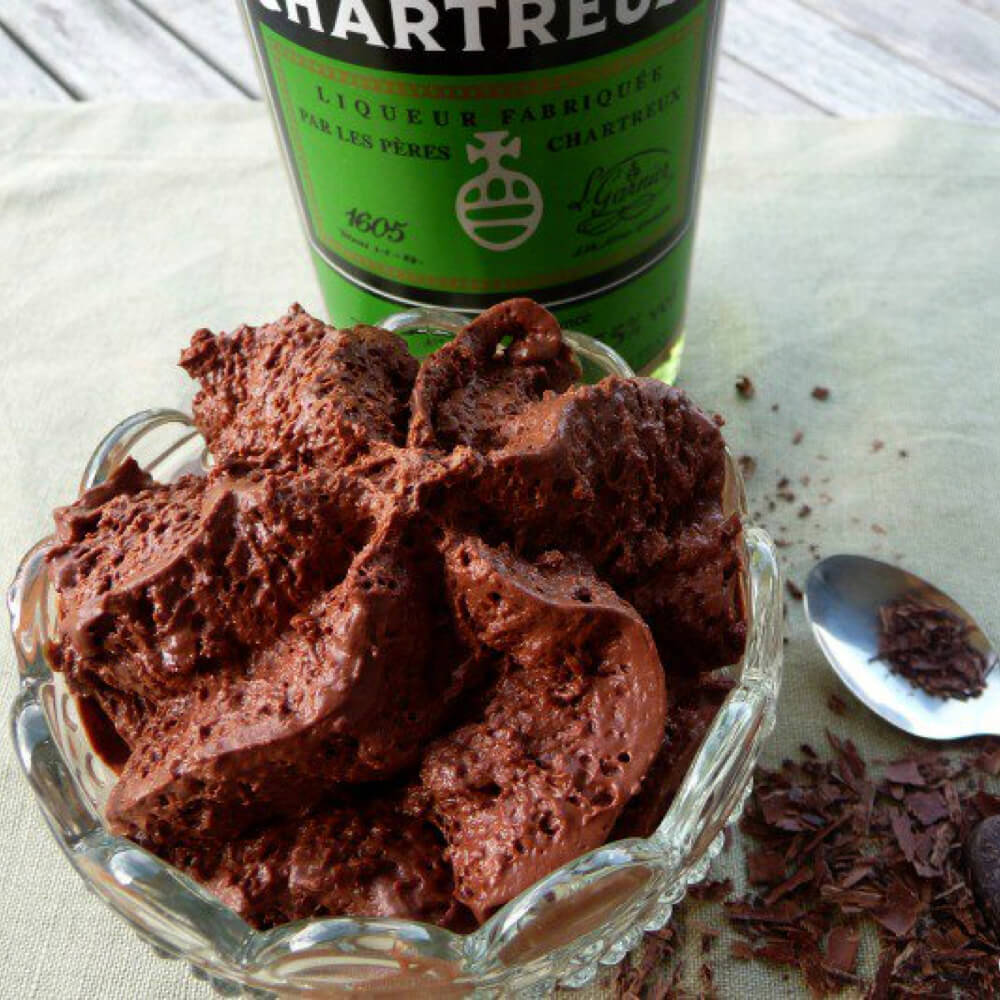 La mousse au chocolat noir à la chartreuse verte est un classique des recettes à base de chartreuse !