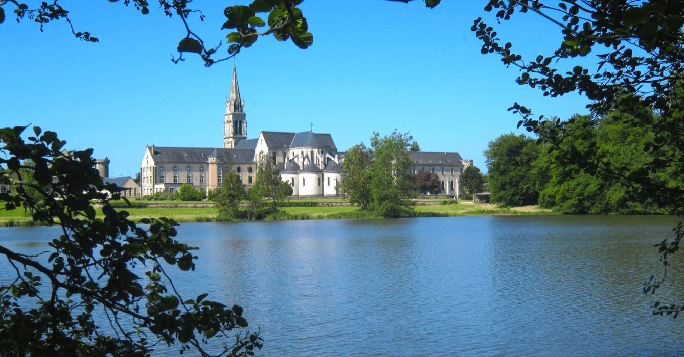 L'abbaye et le lac - Abbaye de la Trappe de Soligny