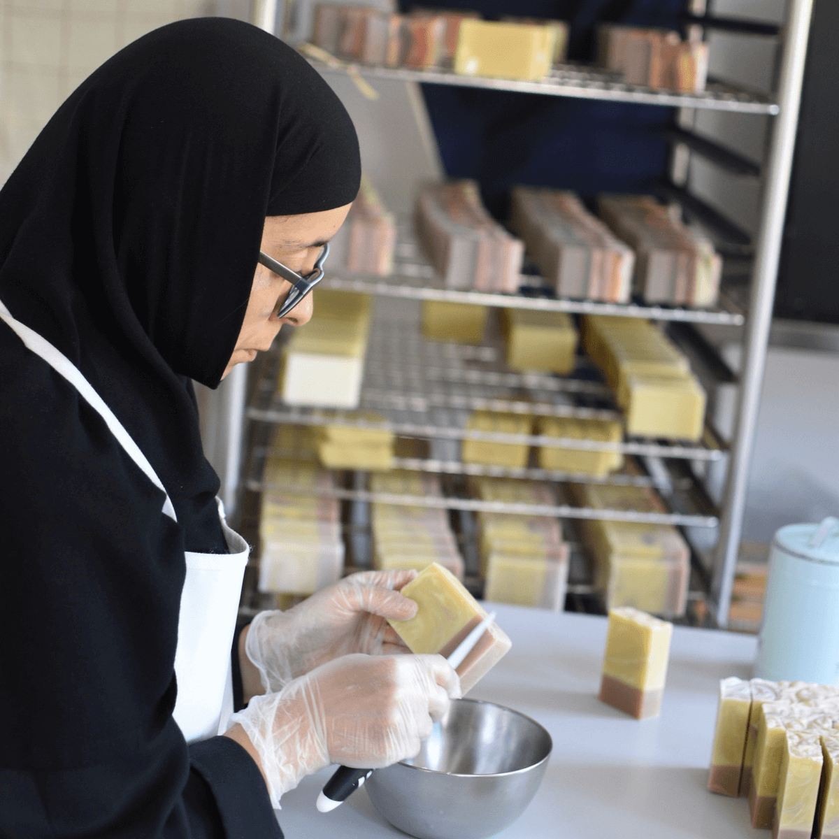 Une soeur du monastère de bois-salair prépare des savons