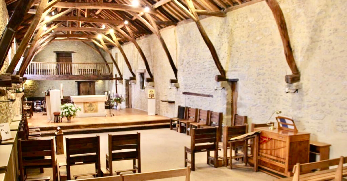 L'ancienne grange transformée en église - Monastère de Martigné-Briand - Divine Box