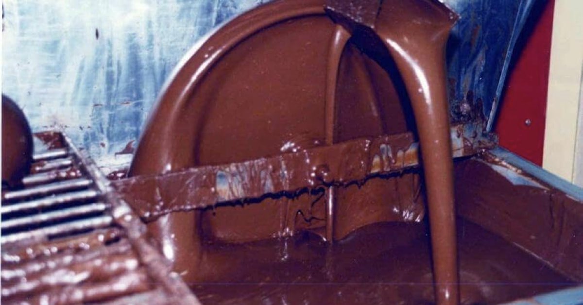 Le chocolat fondu dans l’emmouleuse. Brillant et onctueux, n’est-ce pas ? ©Abbaye Igny