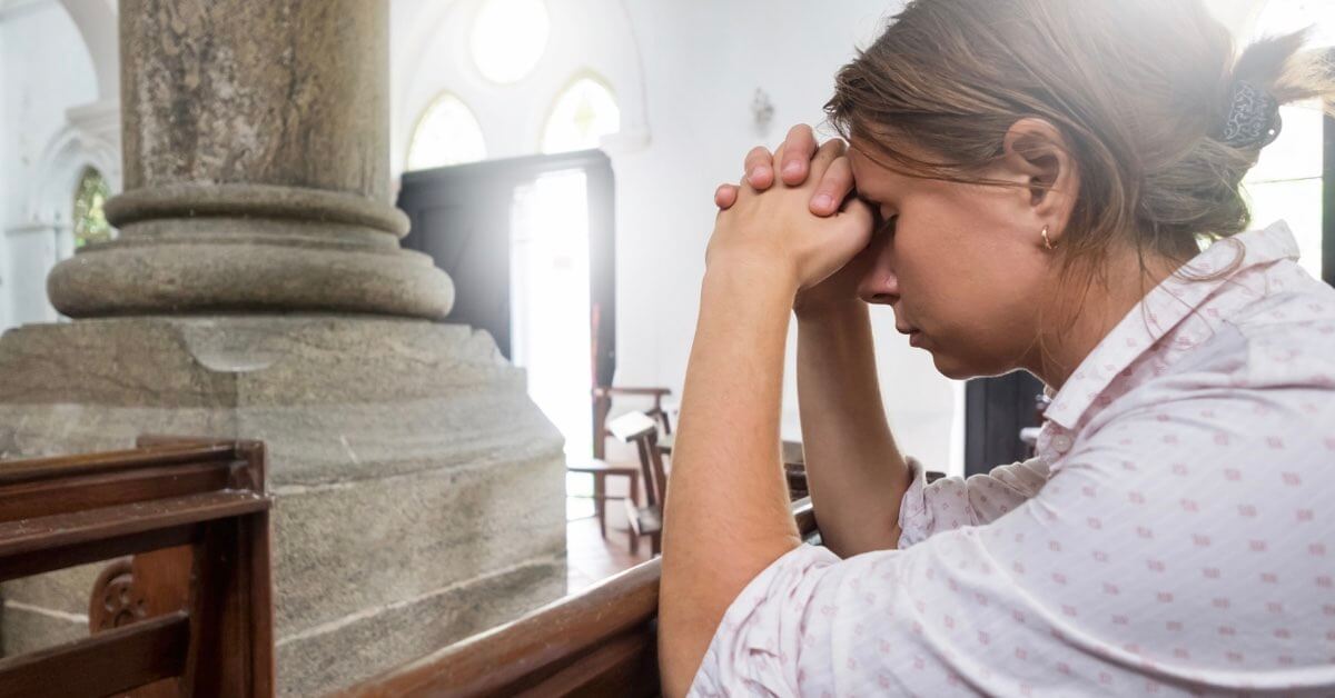Jeune femme en train de prier - Canva