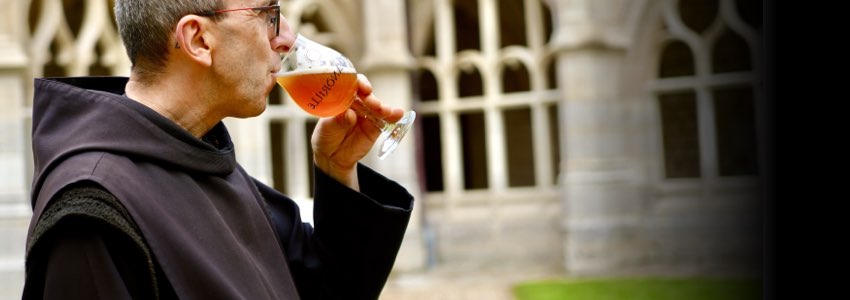 Moine de l'abbaye Saint-Wandrille dégustant une bière - Couverture Bières d'abbayes et bières trappistes - Divine Box