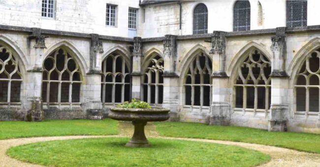 cloitre de l'abbaye Saint-Wandrille - Divine Box