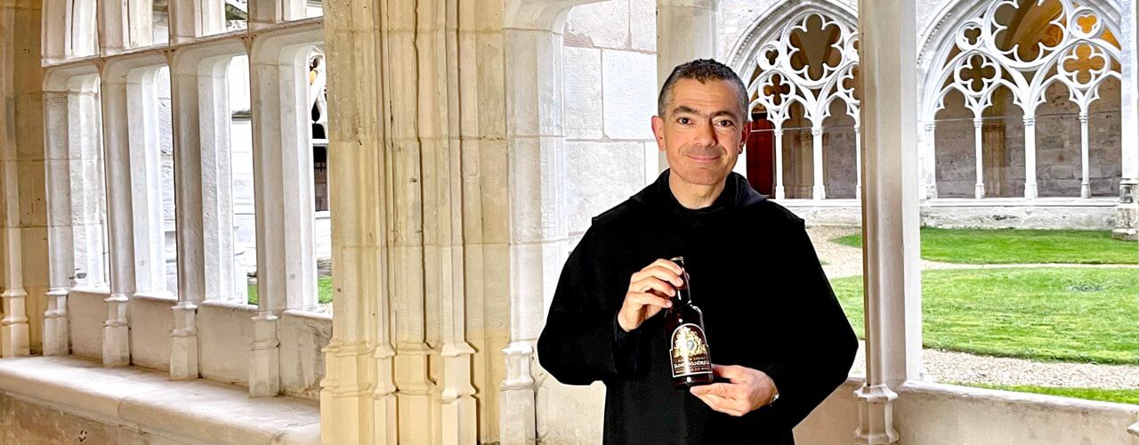 Opération Bières Abbaye Saint-Wandrille et Divine Box - Frère avec une bière dans son cloitre - 1280 X 500 couverture.001 (1)