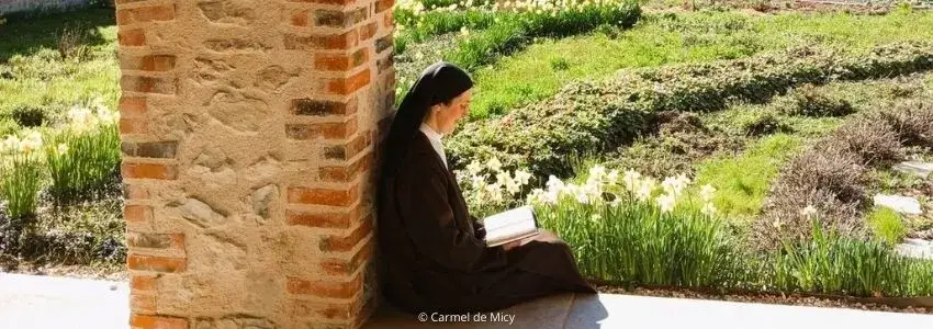 Soeur du Carmel de Micy-Orléans en prière dans le cloître - 850x300 - Page Catégorie