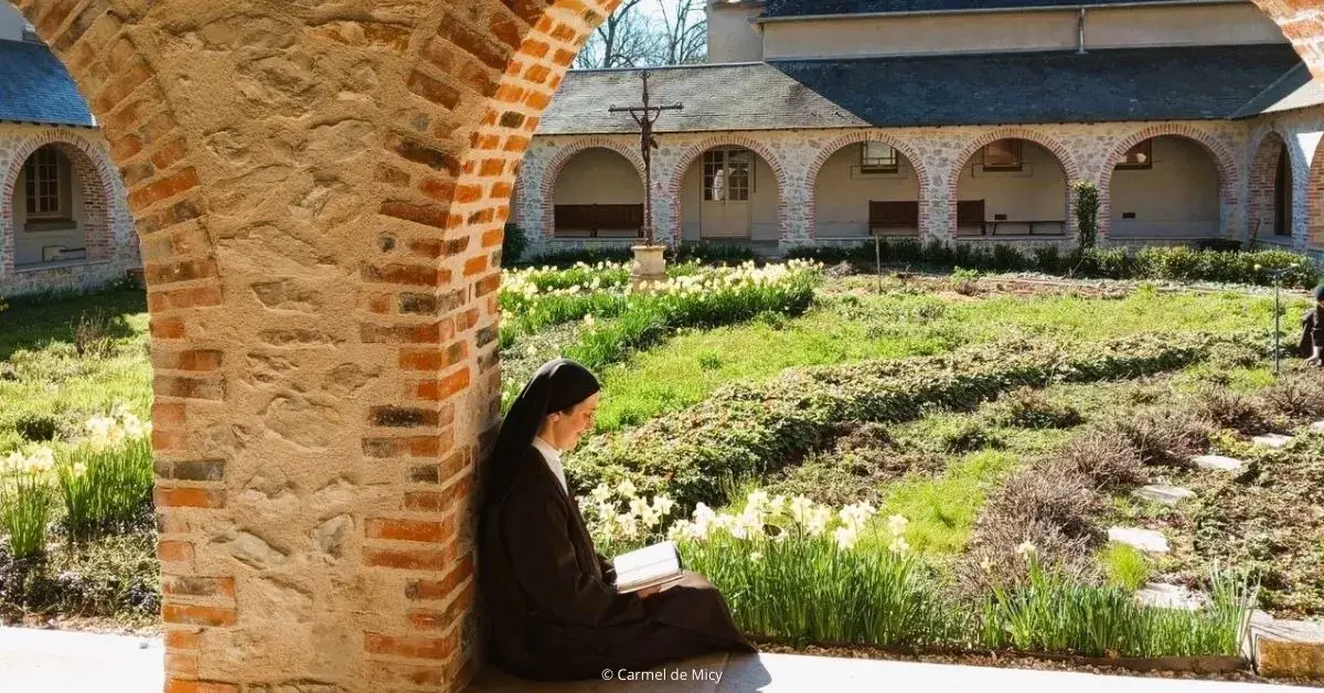 Sœur en prière dans le cloître du Carmel de Micy-Orléans - Divine Box