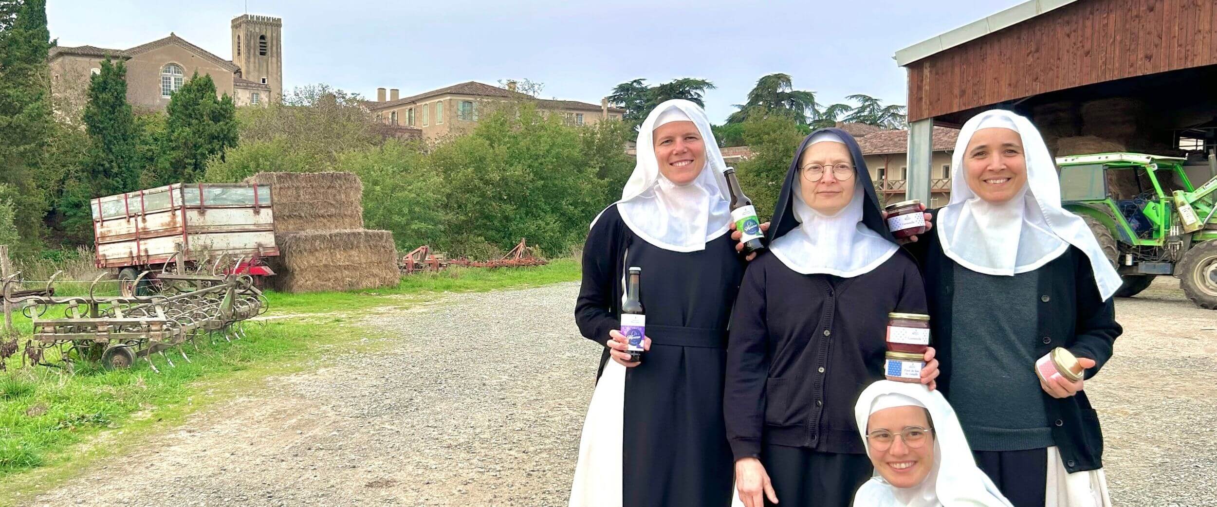 Operation-Abbaye-de-Boulaur-3-soeurs-devant-labbaye-avec-les-produits v2