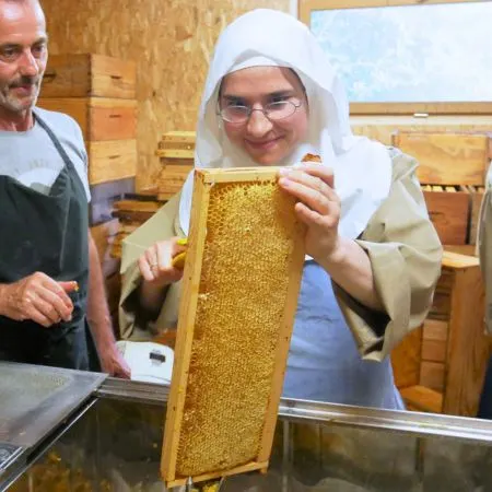 Opération Monastère d'Azille miels et sirop : Soeurs d'Azille en train de faire du miel