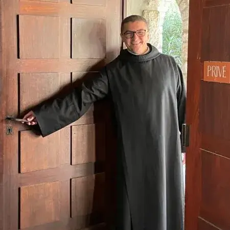 Opération Pâtes de Fruits Abbaye de Tournay : soeurs épluchant des fruits pour les confitures