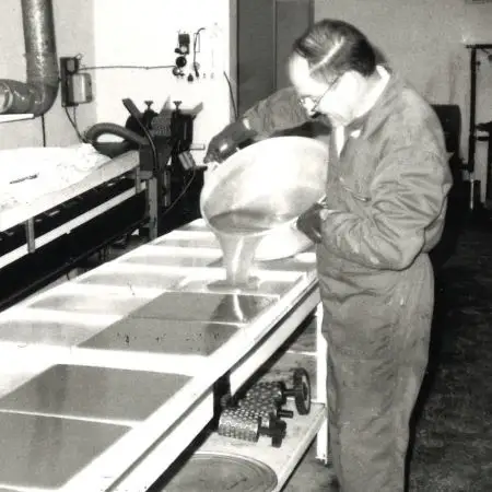 Opération Pâtes de Fruits Abbaye de Tournay : une sœur d'Échourgnac regardant un vieux pot de confiture