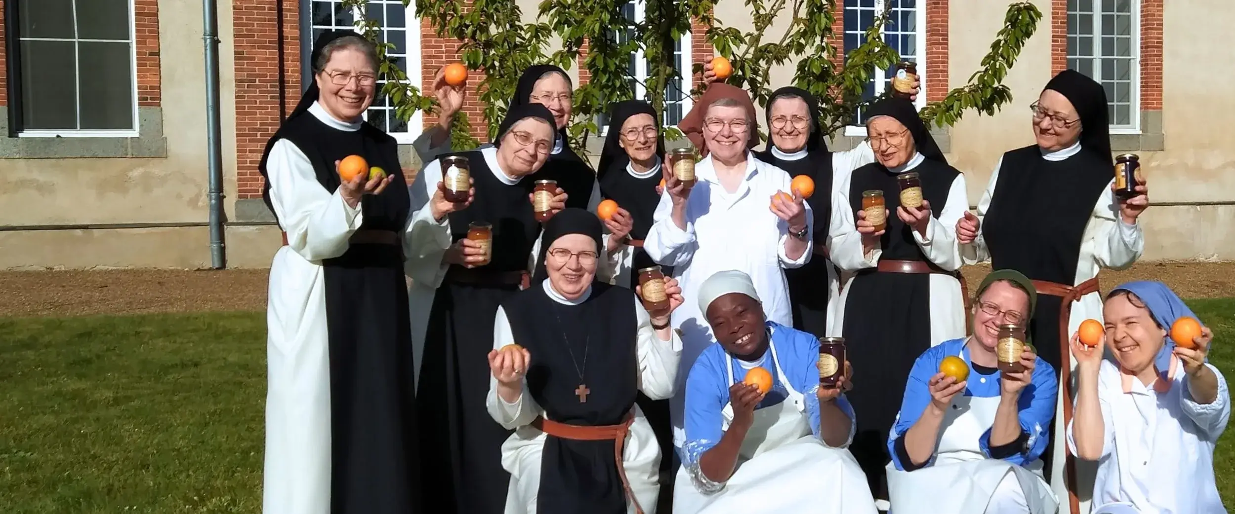 Opération Confitures - Abbaye des Gardes - Couverture principale sœurs qui tiennent des pots dans leur main - Divine Box