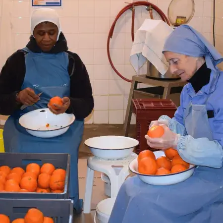 Opération Confitures Abbaye ND des Gardes et Divine Box : deux sœurs de l'abbaye des Gardes en train d'éplucher des oranges pour faire leurs confitures