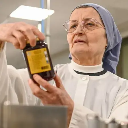 Opération Confitures Abbaye ND des Gardes et Divine Box : des sœur de l'abbaye des Gardes en train de remplir leurs pots de confitures