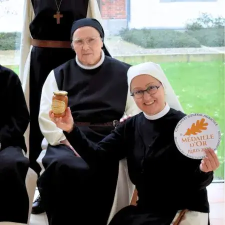 Opération Confitures Abbaye ND des Gardes et Divine Box : les soeurs avec leurs confitures et leur médaille d'or