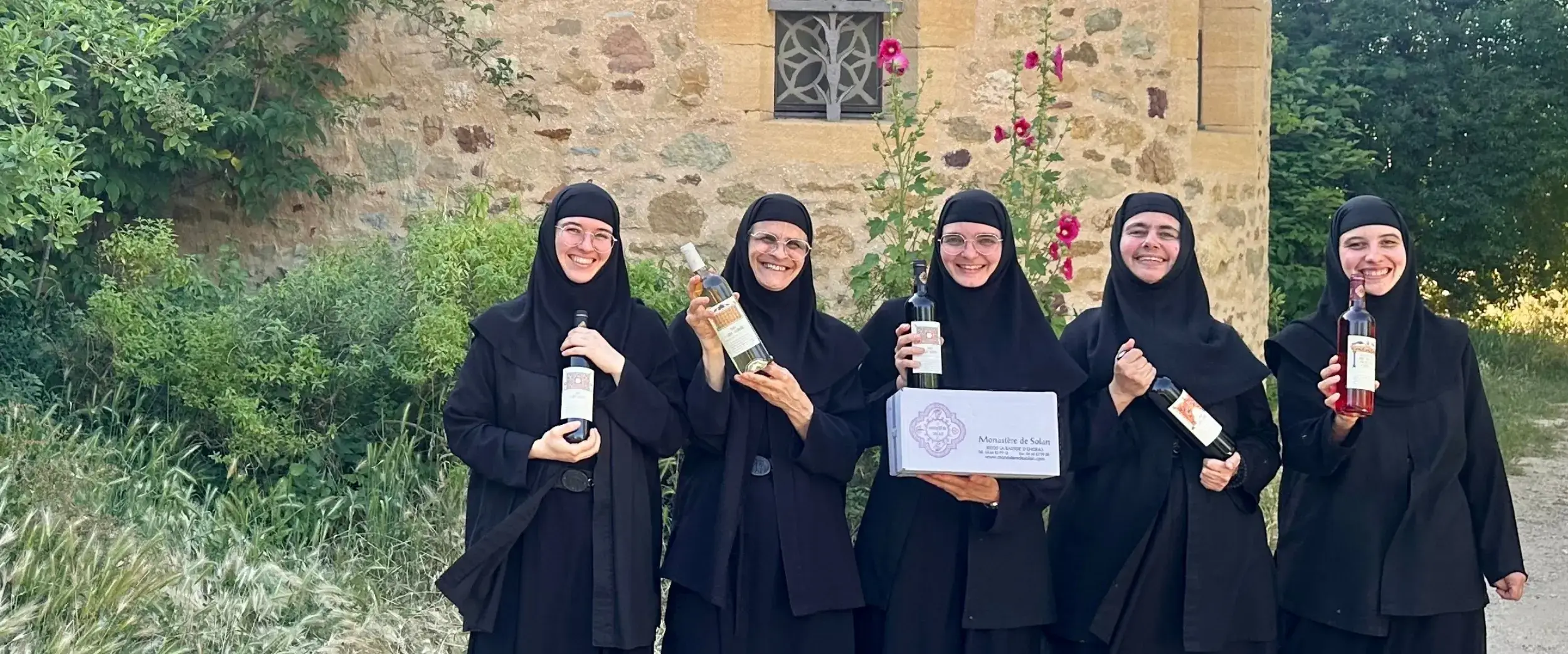 Opération vin Monastère de Solan - photo de couverture sœurs avec du vin - 2500x1042